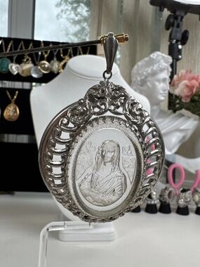 Vintage Mona Lisa Intaglio Art Glass Filigree Pendant